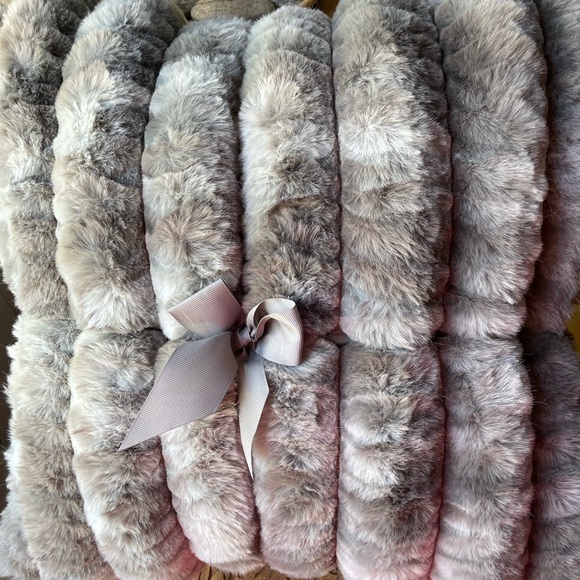 🎉HP🎉 Set of 2 Luxurious, plush faux fur accent pillows! Super soft & comfy! - Picture 11 of 13